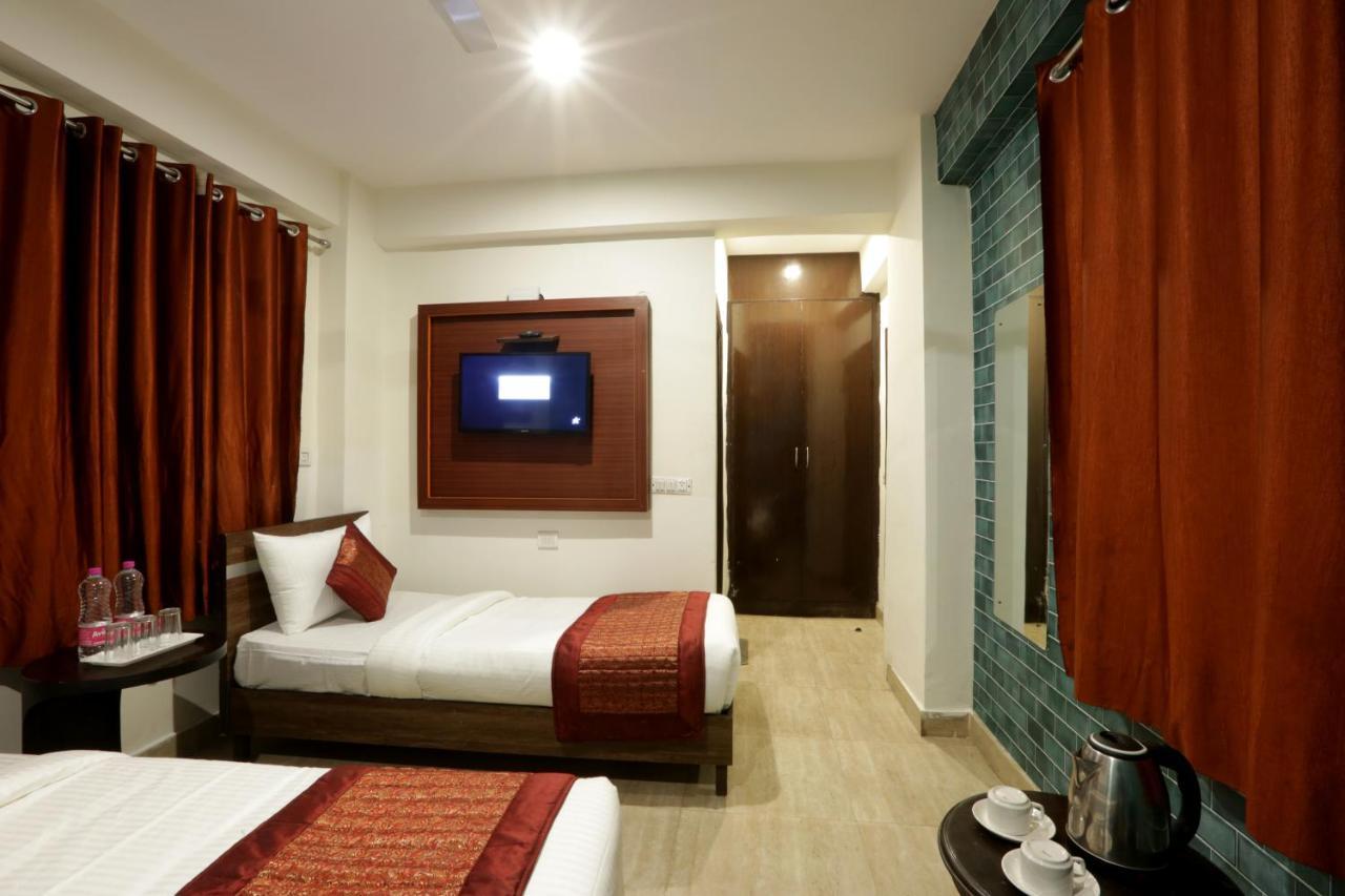 Hotel Sky Wood At Airport New Delhi Exterior foto